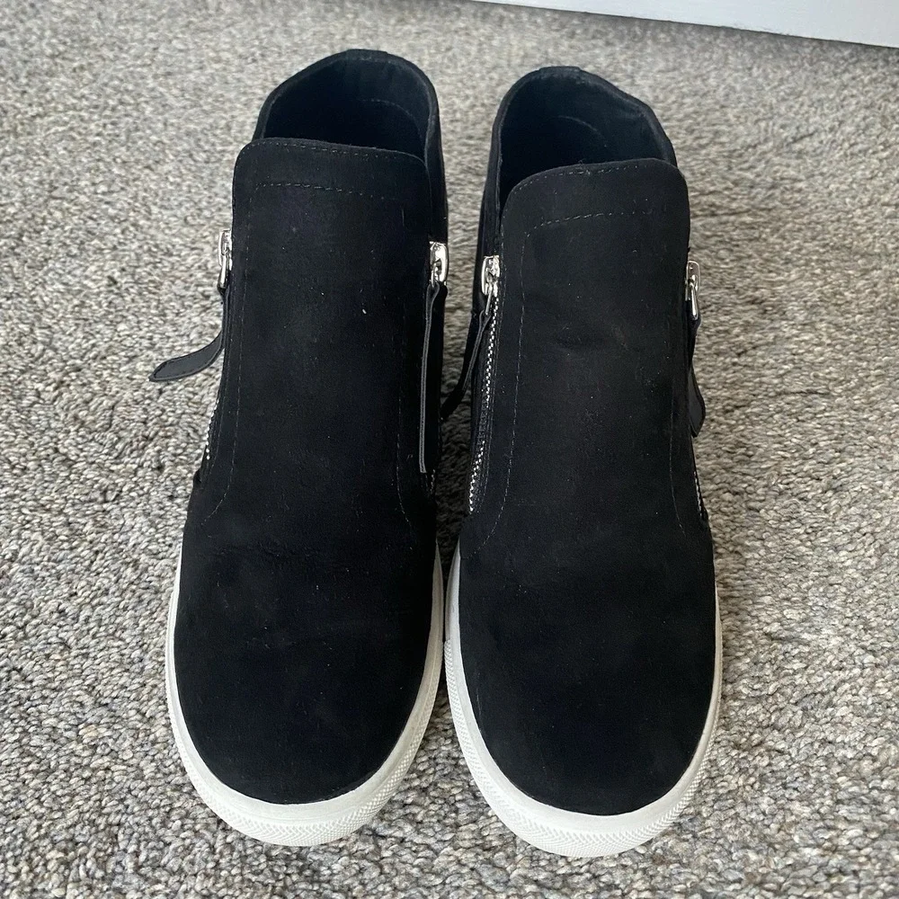Madden Girl Hidden Wedge Sneakers Sz 8.5M Black Faux Suede Side Zip Sporty Chic